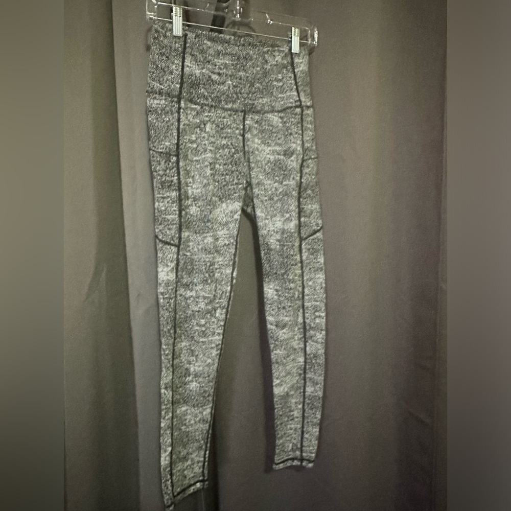 Yoga pants with side pockets